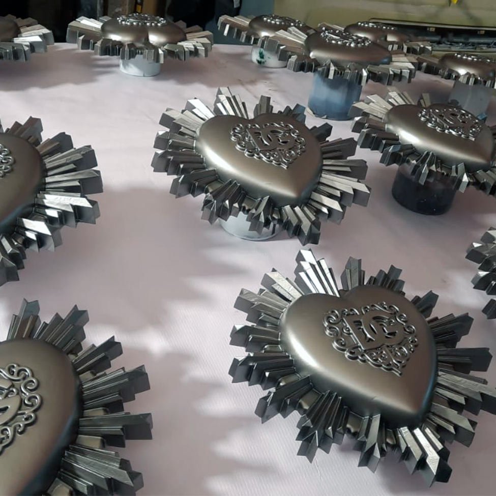 Piezas decorativas artesanales en forma de corazón con acabado plateado y diseño DG inspirado en Dolce & Gabbana