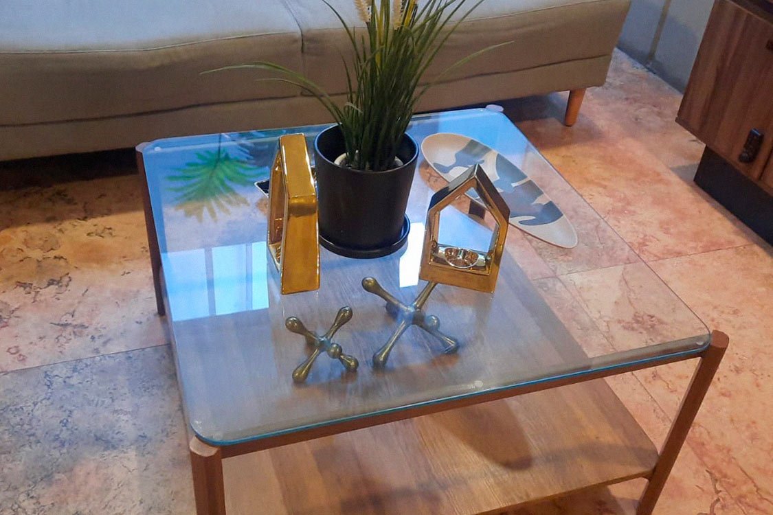 Mesa de centro con piezas decorativas metálicas en dorado y plata, trabajo artesanal de Arte Plateado