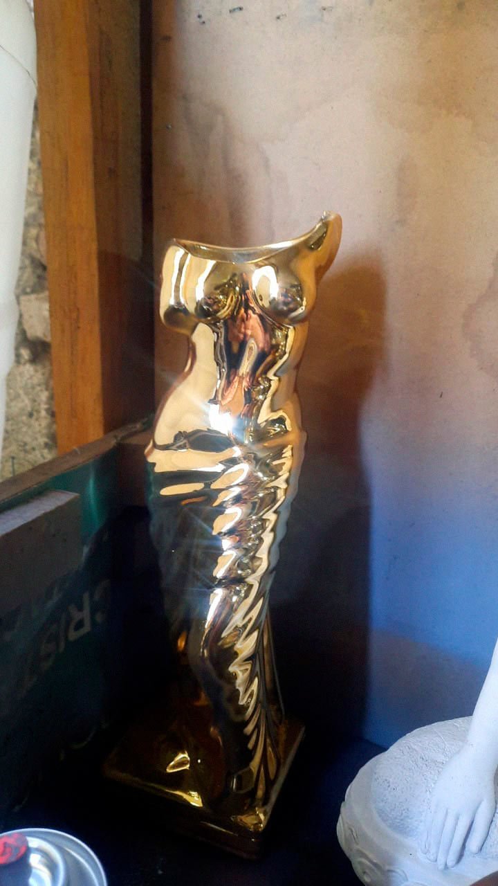 Escultura de torso femenino con acabado dorado brillante, trabajo artesanal de Arte Plateado