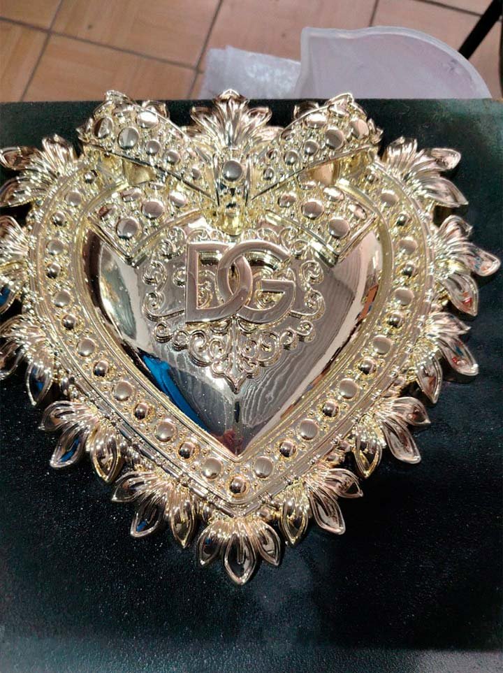 Corazón decorativo dorado con diseño DG de Dolce & Gabbana, trabajo artesanal de Arte Plateado