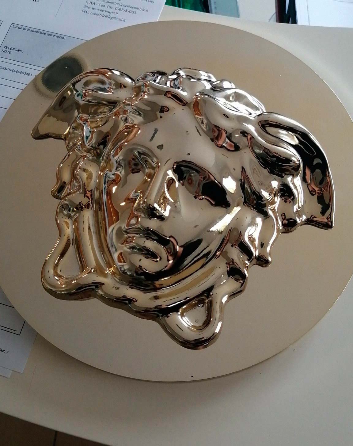 Emblema de Medusa en metal plateado inspirado en Versace, trabajo artesanal de Arte Plateado