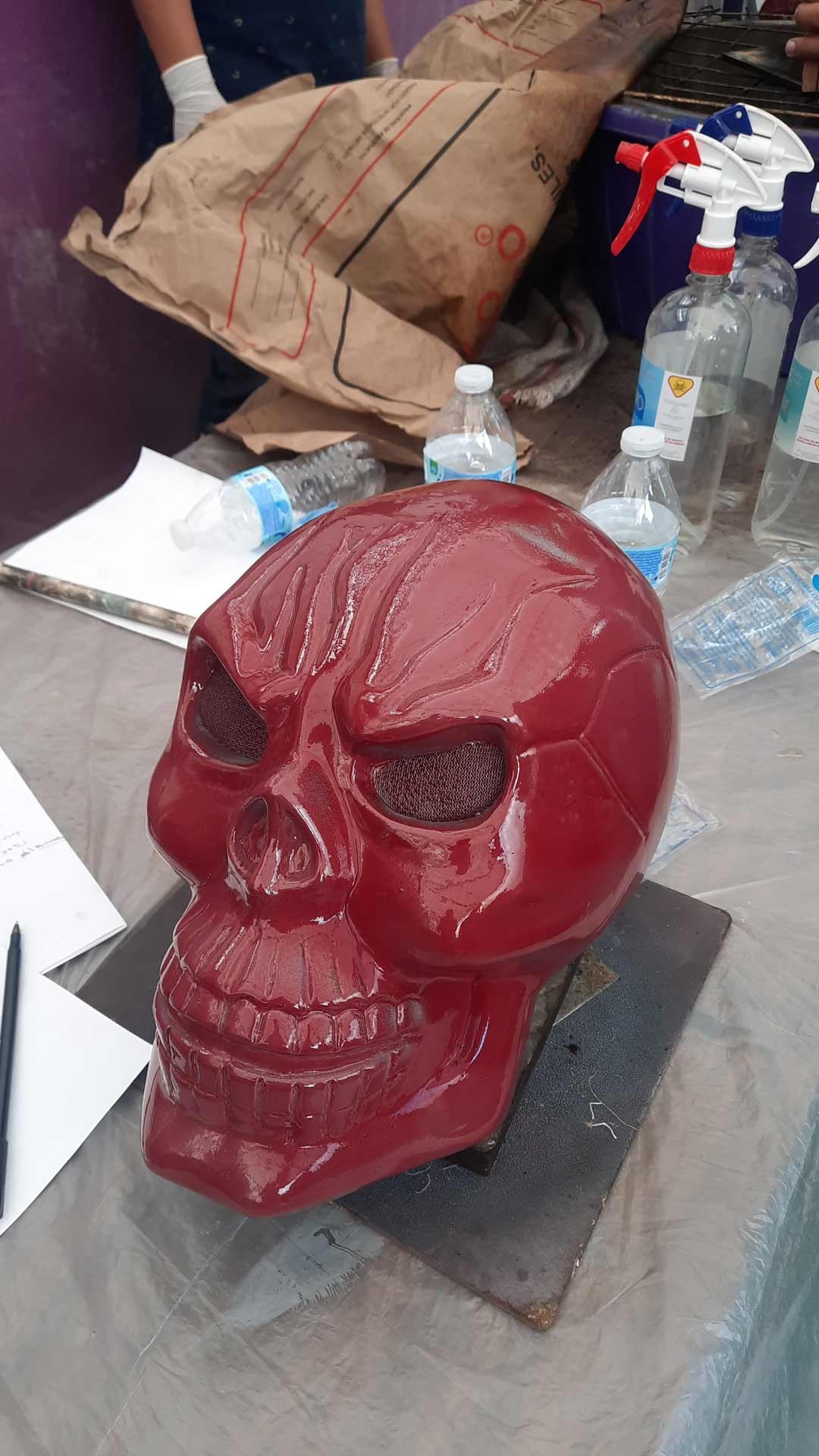 Escudo artesanal en relieve para Acqua Di Gio con acabado negro brillante, trabajo de Arte Plateado