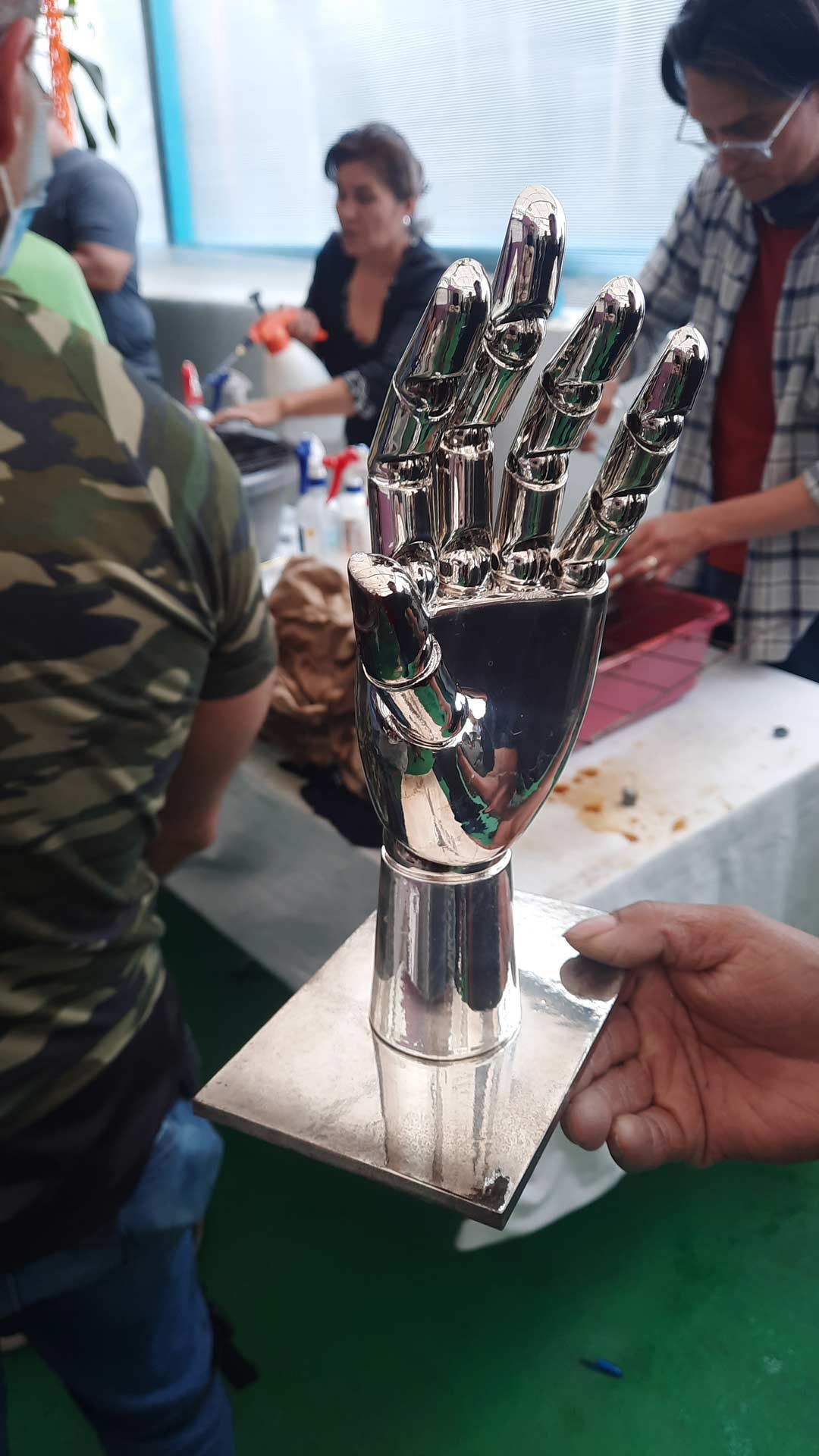 Emblema de Medusa en metal plateado inspirado en Versace, trabajo artesanal de Arte Plateado