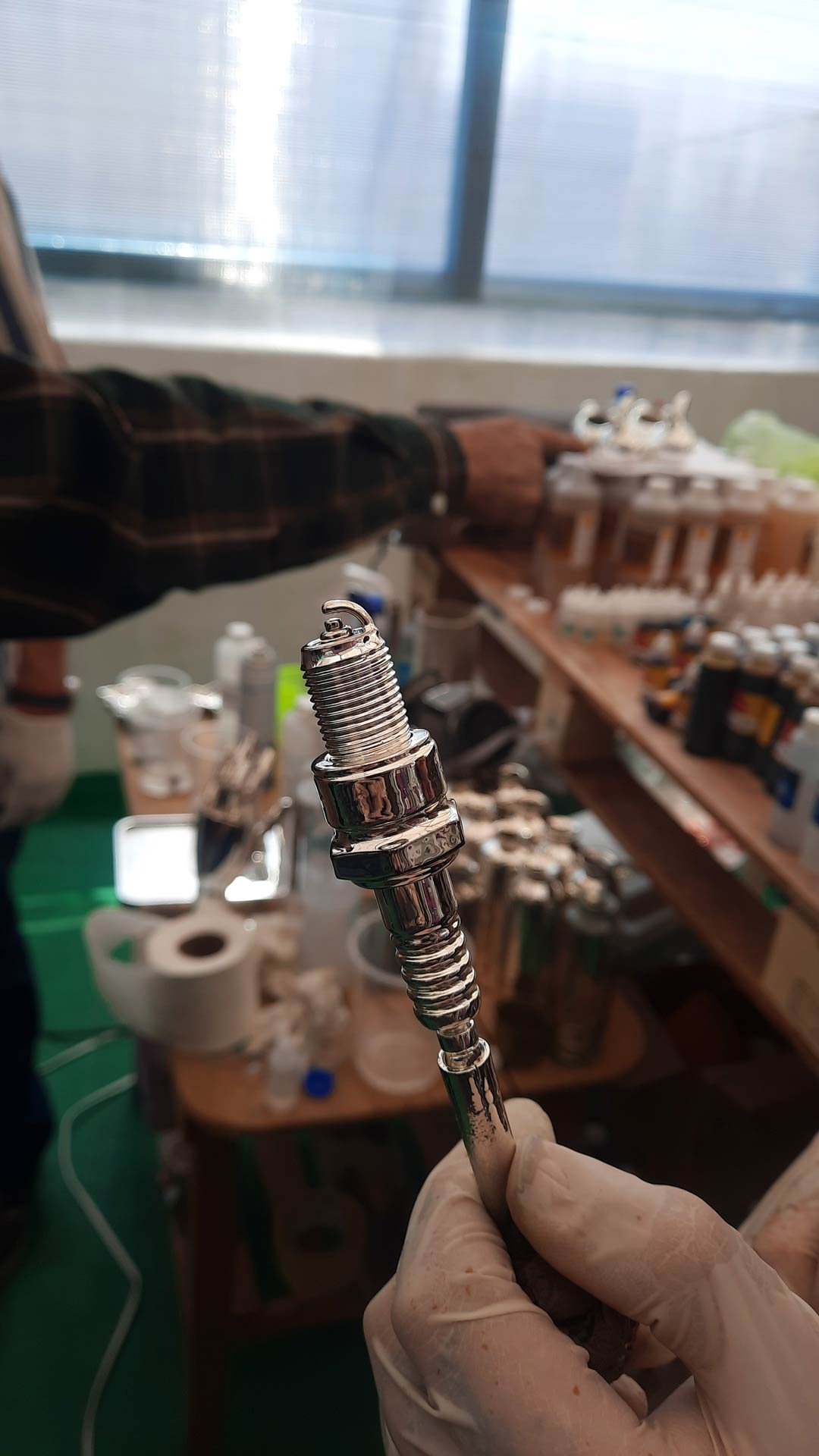 Mesa de centro con piezas decorativas metálicas en dorado y plata, trabajo artesanal de Arte Plateado