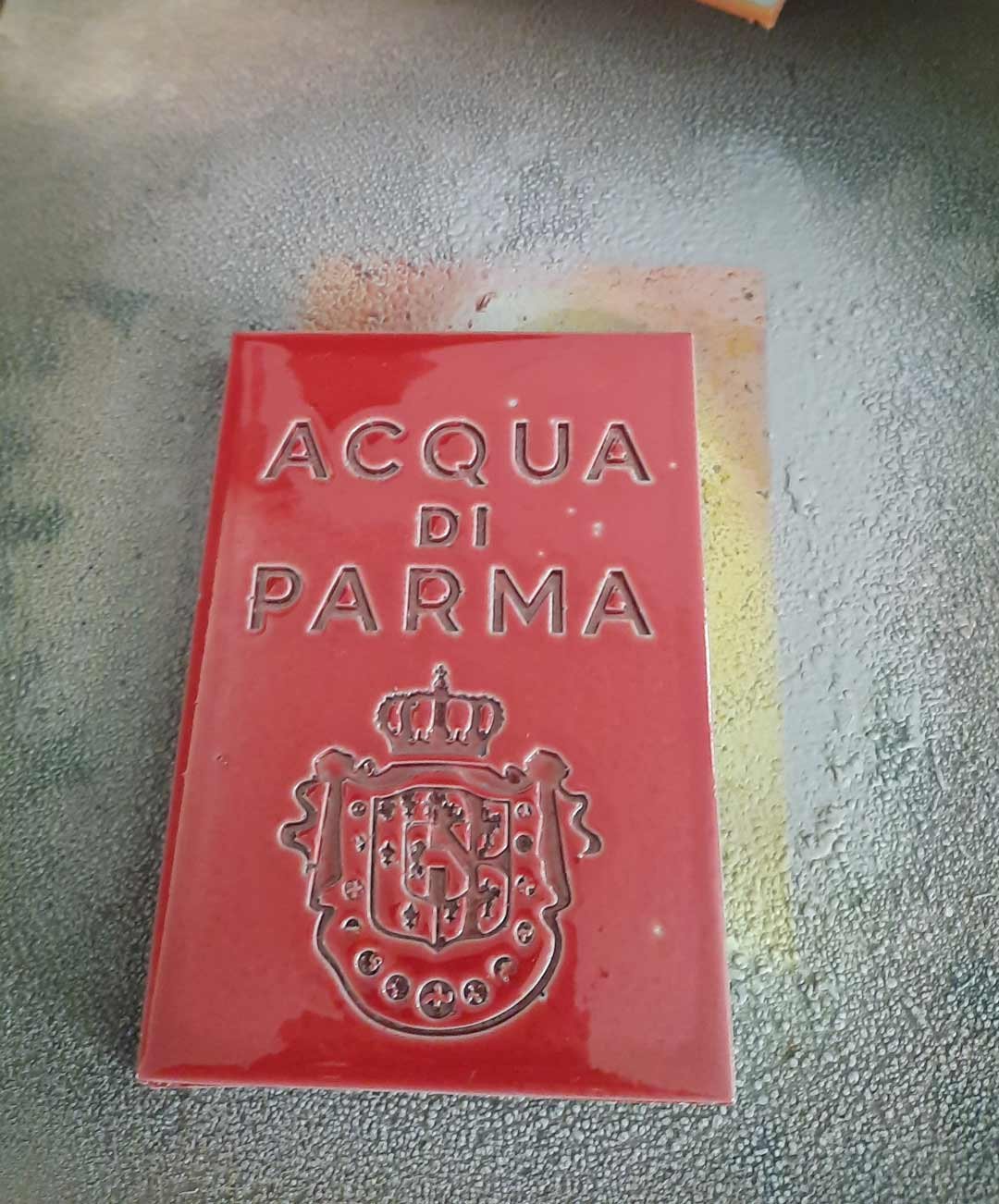 Escultura de torso femenino con acabado dorado brillante, trabajo artesanal de Arte Plateado