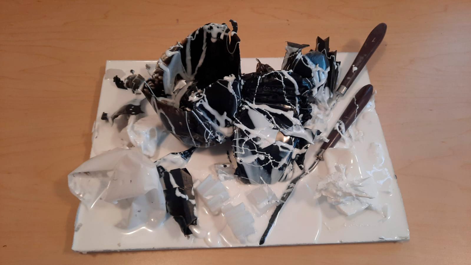 Emblema de Medusa en metal plateado inspirado en Versace, trabajo artesanal de Arte Plateado