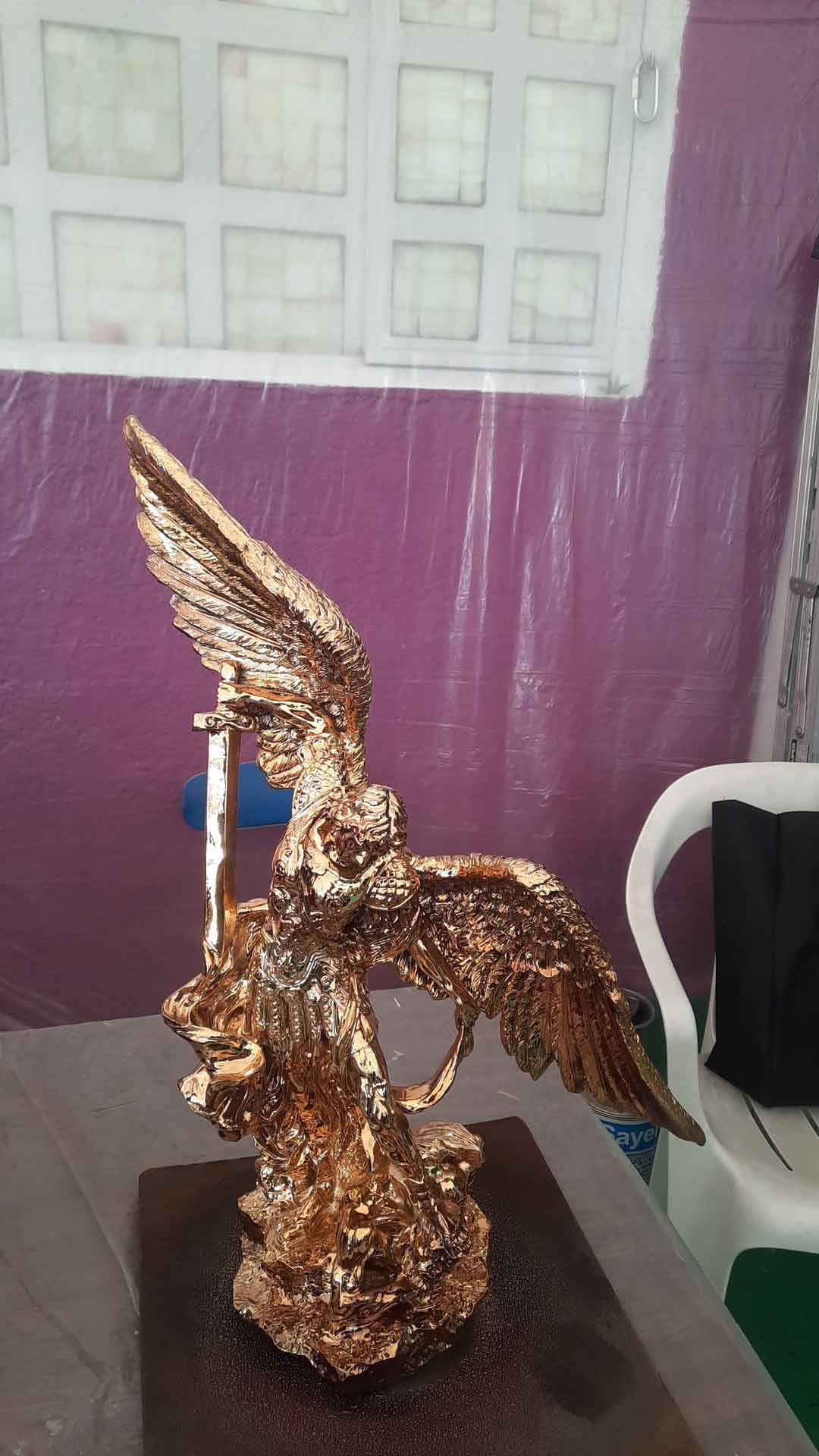 Escultura de torso femenino con acabado dorado brillante, trabajo artesanal de Arte Plateado